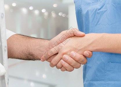 医生与另一名保健人员握手图片