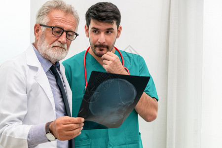 医生与另一名外科医生讨论病人头部x光片图片