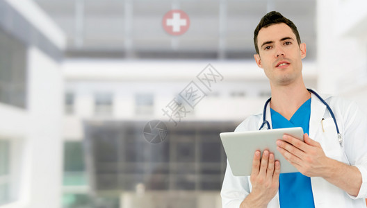 在医院使用平板电脑的医生图片