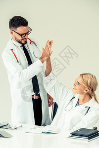 一位医生站在她身边成功治疗病人图片