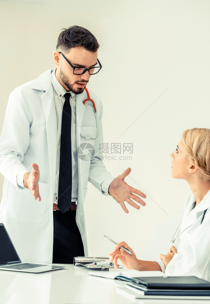 男医生正在与另一名医生正在讨论病人的健康问题图片