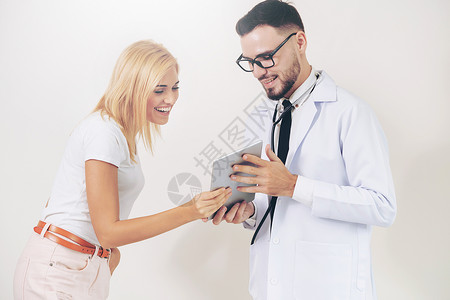 男医生和女病人看平板电脑健康数据记录图片