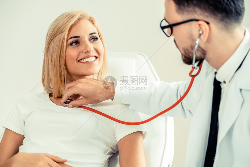 男医生正在对女病人进行谈话和检查图片