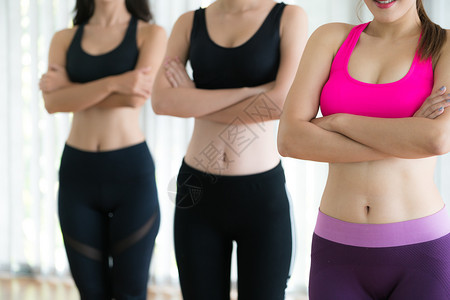 运动妇女团队站在健身房图片