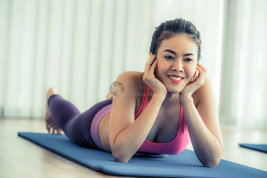 练瑜伽的女士图片