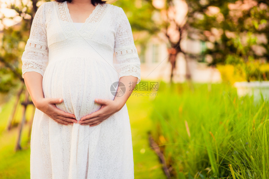 怀孕妇女对在花园之家的新生活感到快乐图片