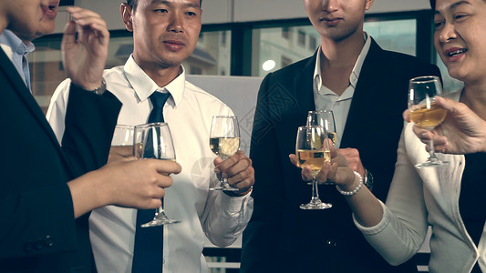成员一起喝葡萄酒和香槟庆祝商业项目推出新产品市场图片