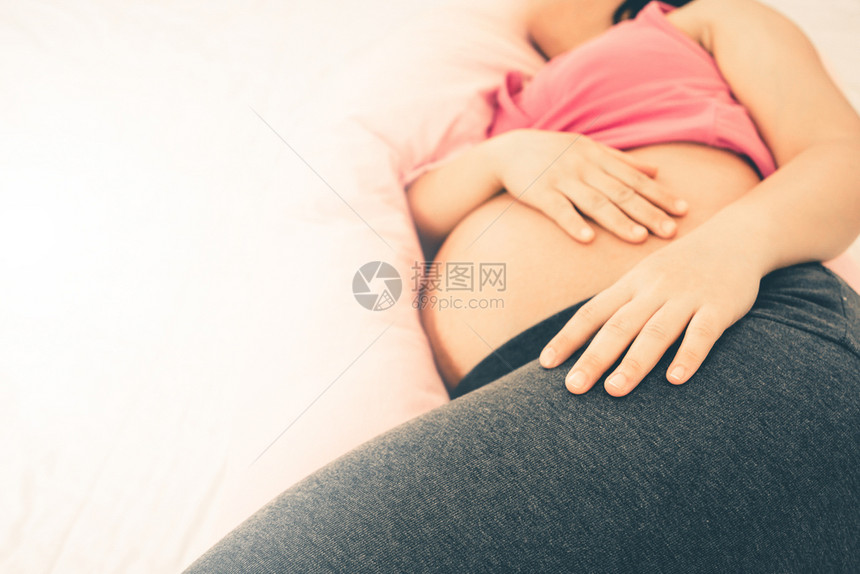 孕妇睡在家中卧室休息和减轻压力图片