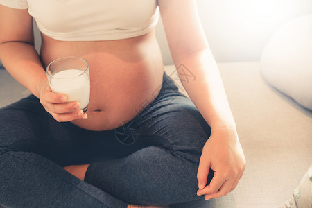 快乐的孕妇喝牛奶图片