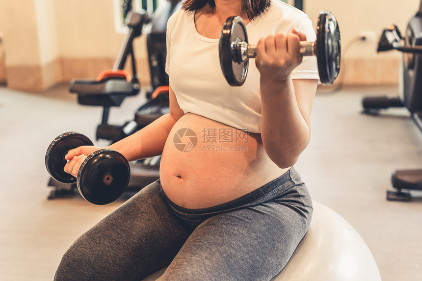 在职孕妇瑜伽室健身中心进行锻炼图片