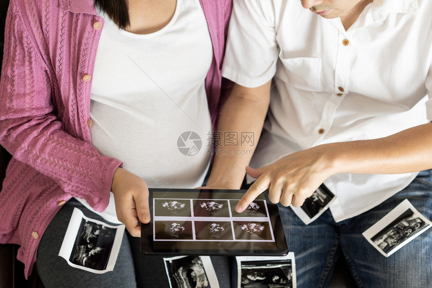 孕妇在怀期间有婴儿父亲照顾图片