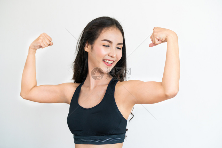 健身房中有坚强和自信的女性图片