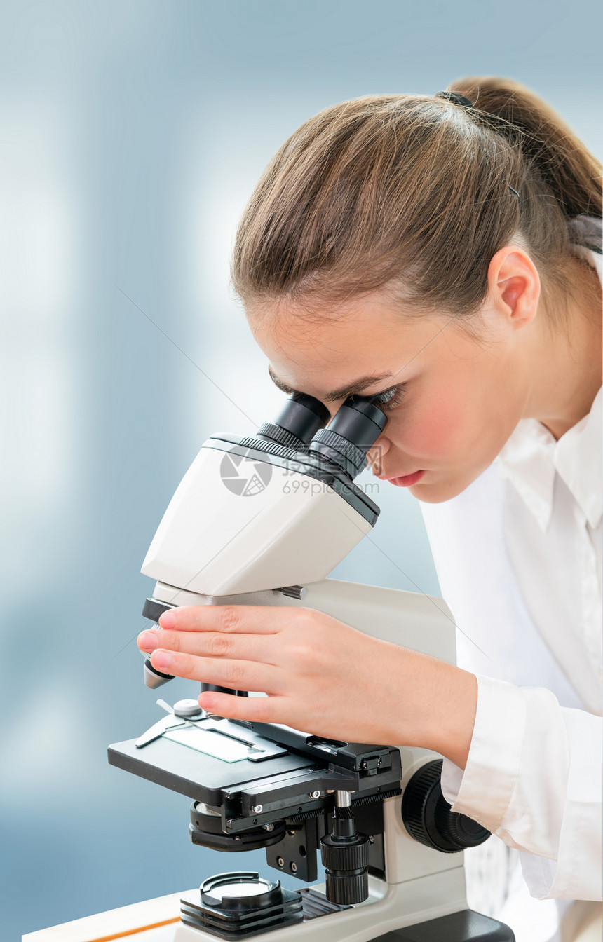 在实验室使用显微镜的科学家研究员医疗保健技术和药物研究与开发概念图片
