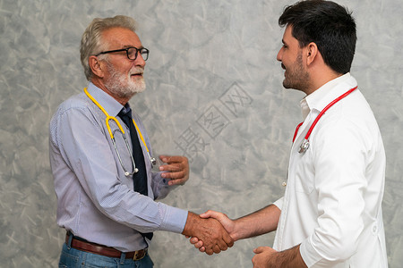 医院生与另一名医务人员握手图片