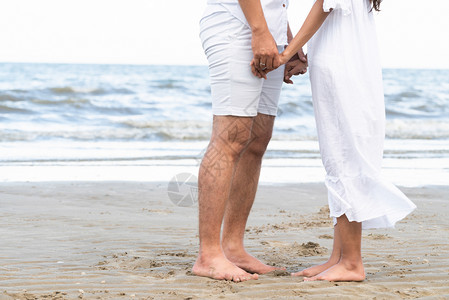 快乐的情侣去热带沙滩蜜月旅行图片