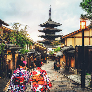 日本文化之旅穿着传统日本和服的图片