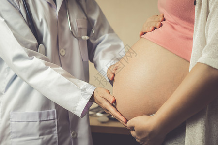 医生检查孕妇肚子进行母婴保健检查图片