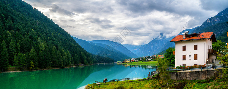 美丽的山村风景别墅比科拉和北意大利亚山的自然湖高清图片
