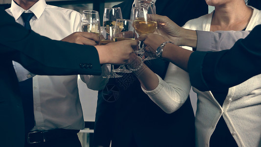 成功的商人与球室团队成员一起喝葡萄酒和香槟庆祝商业项目推出新产品市场公司企业与人网络的概念背景图片