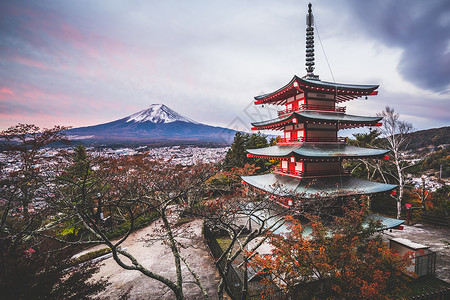 塔库拉fuji山和chreito塔在秋天日出时的古老音调图像chureito塔位于日本的fujiyoshdafuji山san是日本著名背景