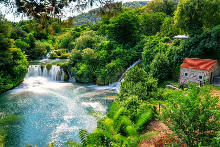 克罗亚塔卡公园的克罗卡河边瀑布景观图片