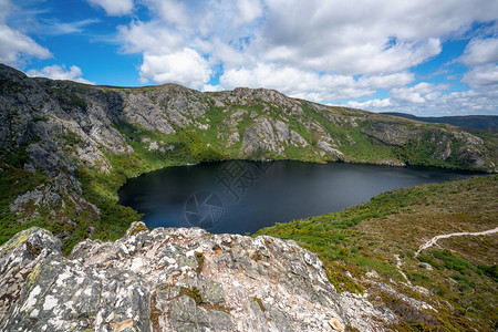 四面环山的湖水景色背景图片