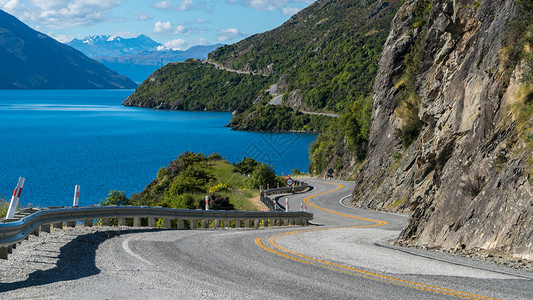 沿山崖和湖景的公路位于皇后镇新西兰南部的岛屿图片