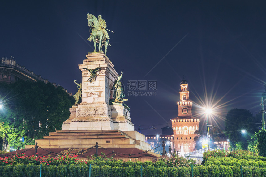 晚上在米兰意大利和斯福扎城堡castelofrzec的giusepgaribld纪念碑
图片