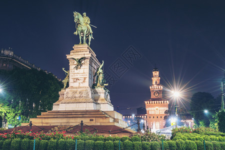 斯福尔泽斯科晚上在米兰意大利和斯福扎城堡castelofrzec的giusepgaribld纪念碑背景