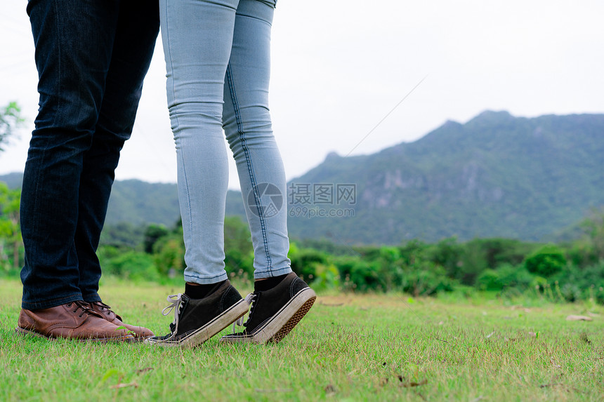 情侣在草地上约会图片