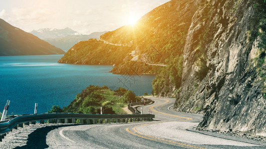 新西兰皇后镇环绕山崖和湖的公路图片