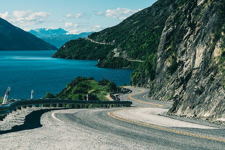 沿山崖和湖景行驶位于皇后镇新西兰南部的岛屿夏季旅行和公路图片