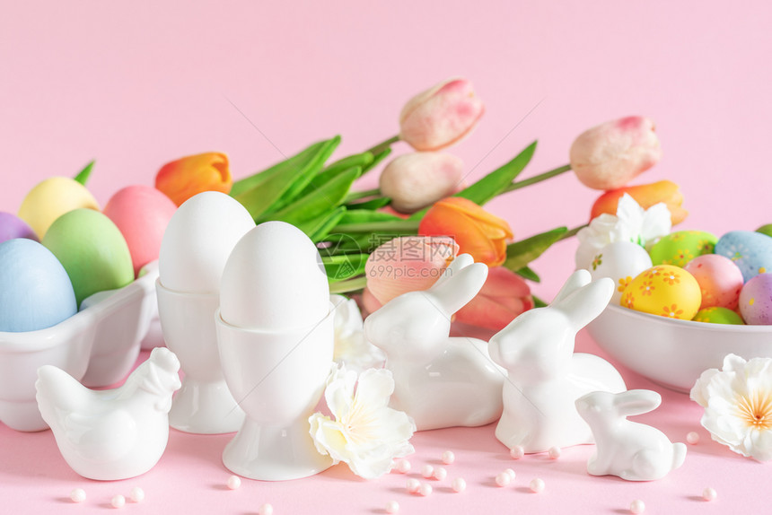 粉红色背景的郁金香和兔子装饰品图片