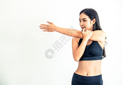 健身房中坚强自信的亚洲美女进行锻炼图片
