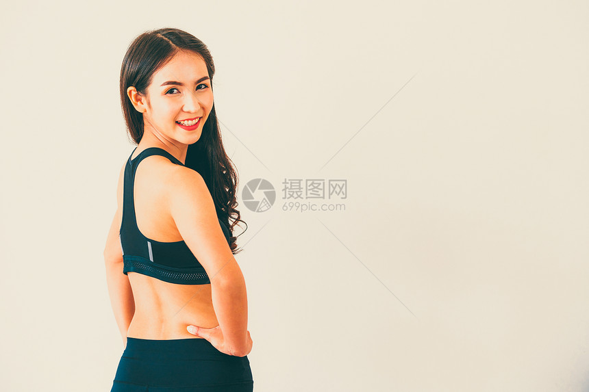 健身房中坚强自信的亚洲美女图片