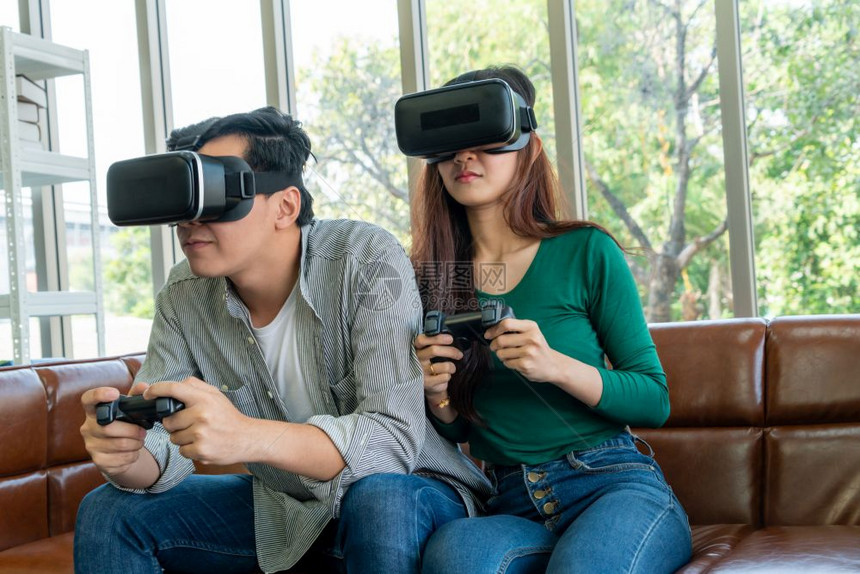 年轻夫妇居家VR眼镜游戏体验图片