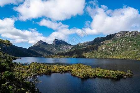 高耸的山峰和平静的湖面景色背景图片