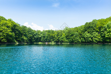 碧波荡漾的湖水景色背景图片