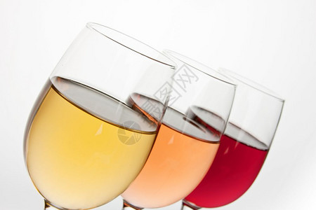 三个葡萄酒杯黄色粉红和图片