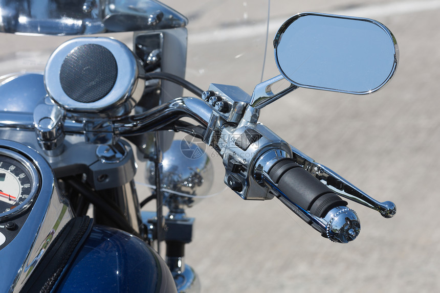 炫酷摩托车的右后视镜和扶手图片