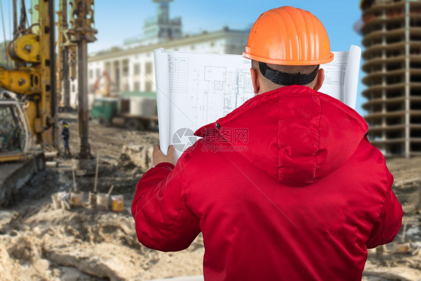 承包商对照建筑工地阅读计划图片