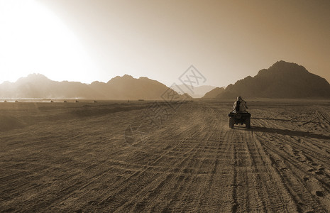 四轮摩托车在沙漠中集会图片