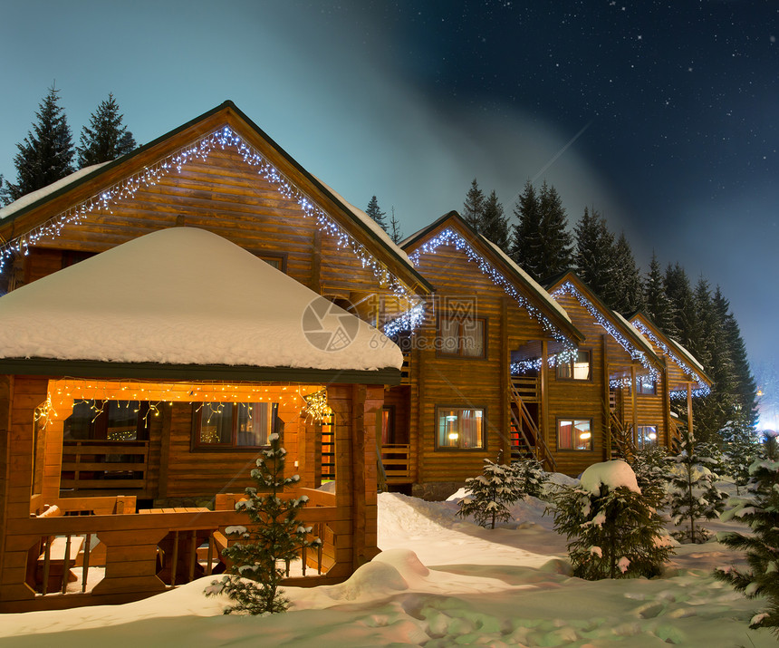 夜间美丽的滑雪小屋图片
