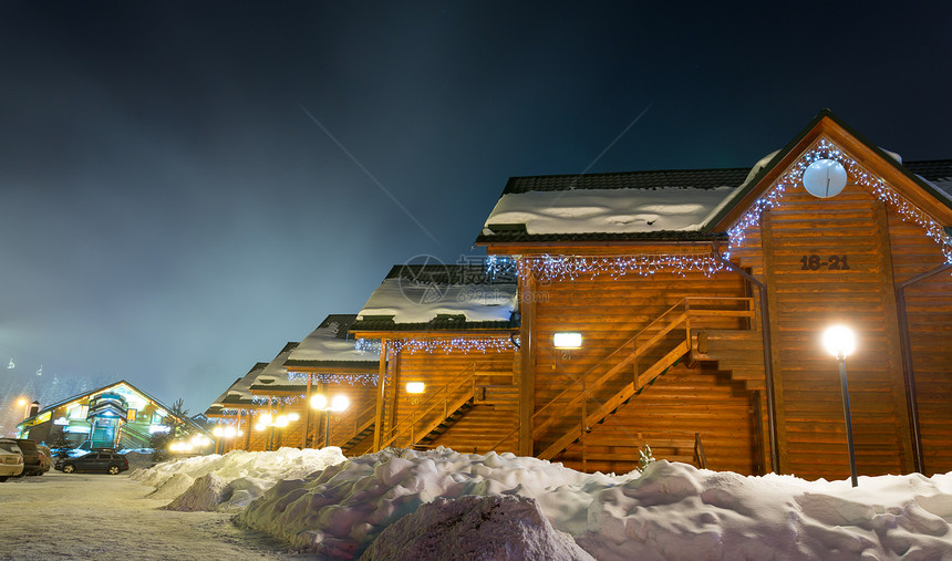 夜间美丽的滑雪小屋图片