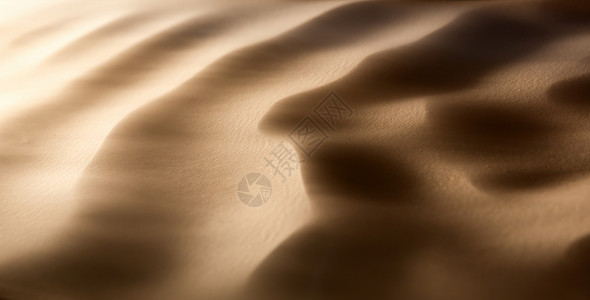 沙漠中的暴风中的沙丘图片
