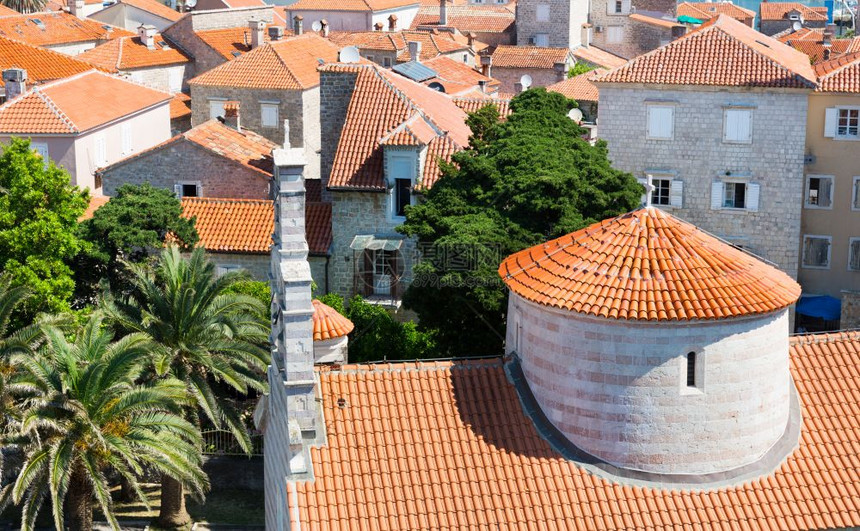 欧洲旧城镇的瓷砖屋顶图片
