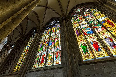 哥特式窗口古龙大教堂的有色玻璃窗背景