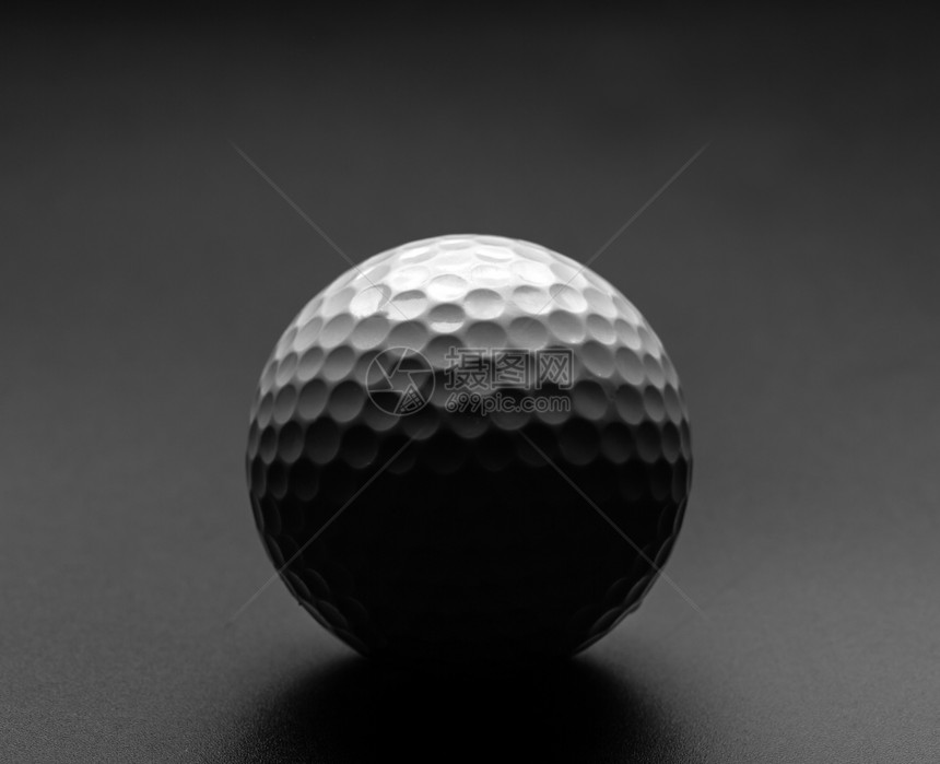 灰色背景有大阴影的高尔夫球图片