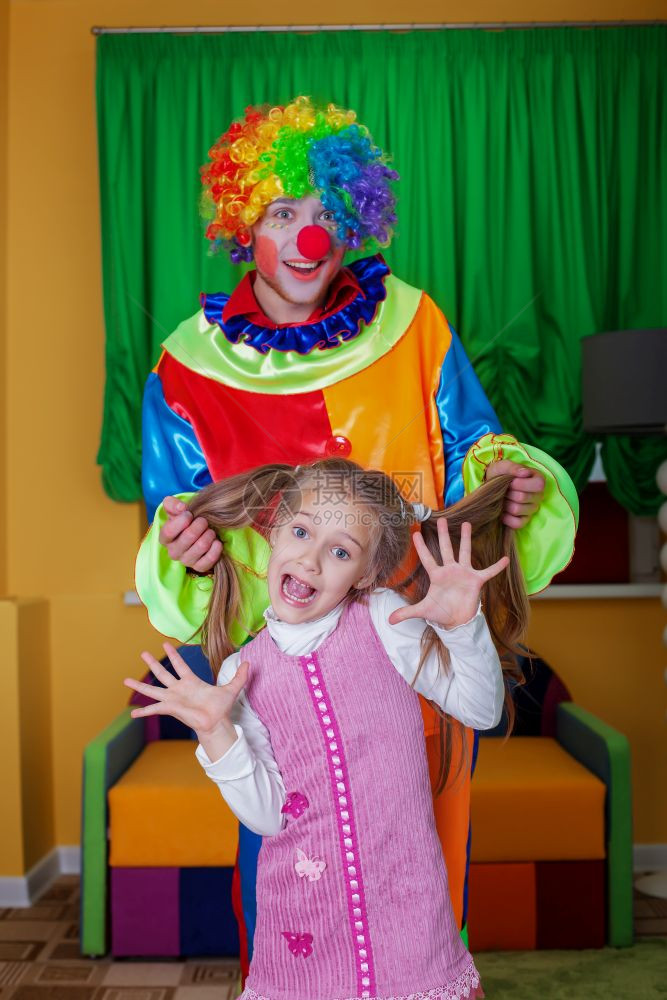 小女孩与小丑一起玩耍图片