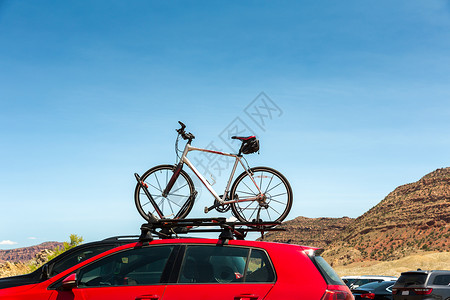 把自行车放在汽车车顶背景图片